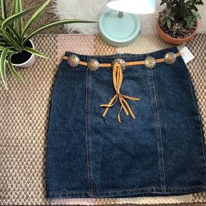 Cute denim mini skirt with details on the buckle